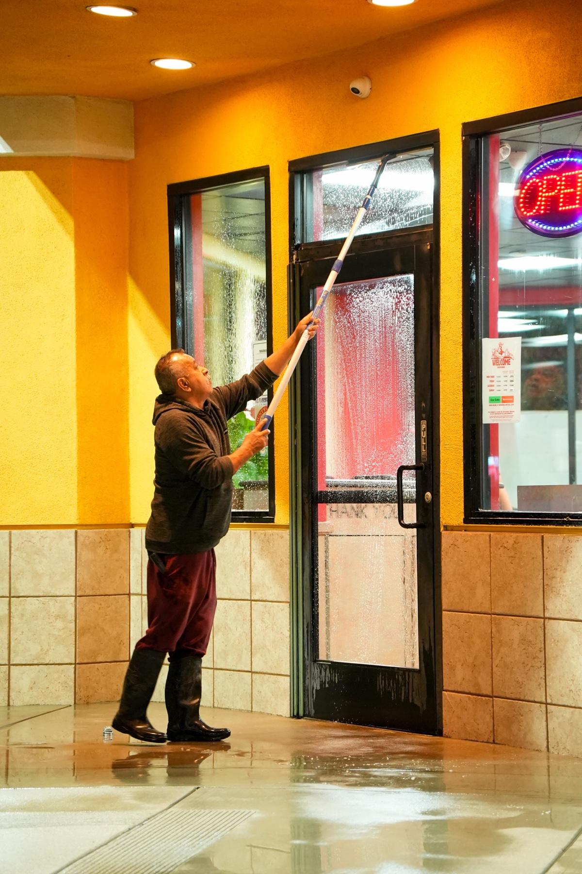 Commercial window cleaning